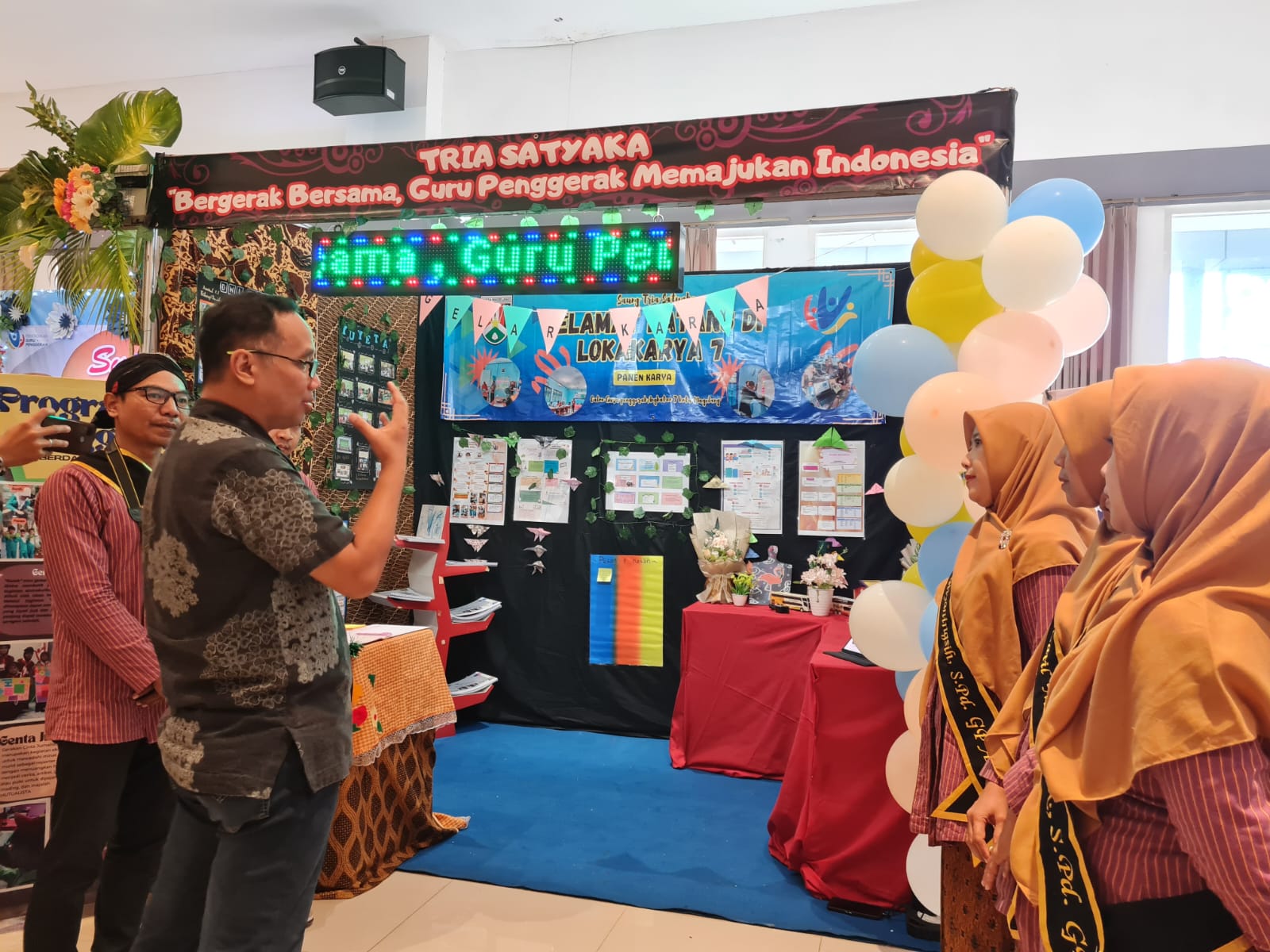 TINJAU: Wali Kota Magelang didampingi Kepala Dinas Pendidikan dan Kebudayaan (Disdikbud) Kota Magelang saat mengunjungi stan guru penggerak di Gedung Wanita, Kamis (6/7). (Naila Nihayah/Radar Jogja)