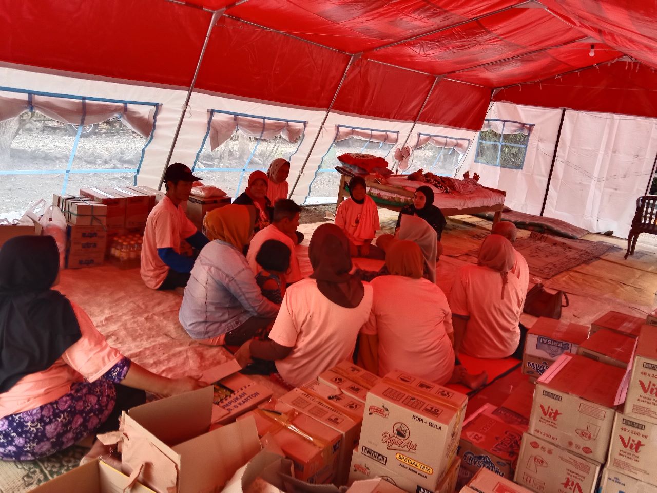 BERBAGI: Mak Ganjar DIY memberikan  bantuan kepada masyarakat yang terdampak gempa di Gunungkidul. (Istimewa)