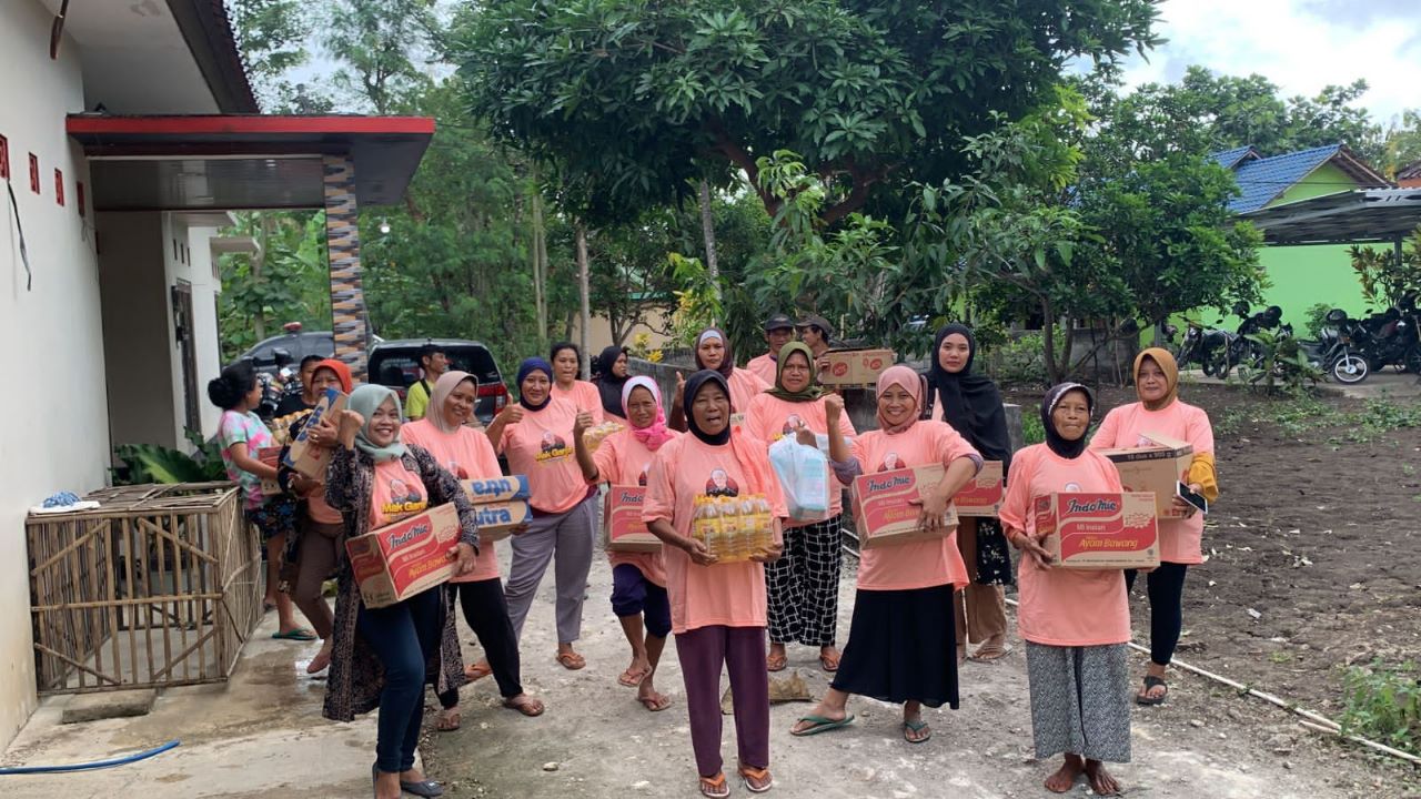 BERBAGI: Mak Ganjar DIY memberikan  bantuan kepada masyarakat yang terdampak gempa di Gunungkidul. (Istimewa)