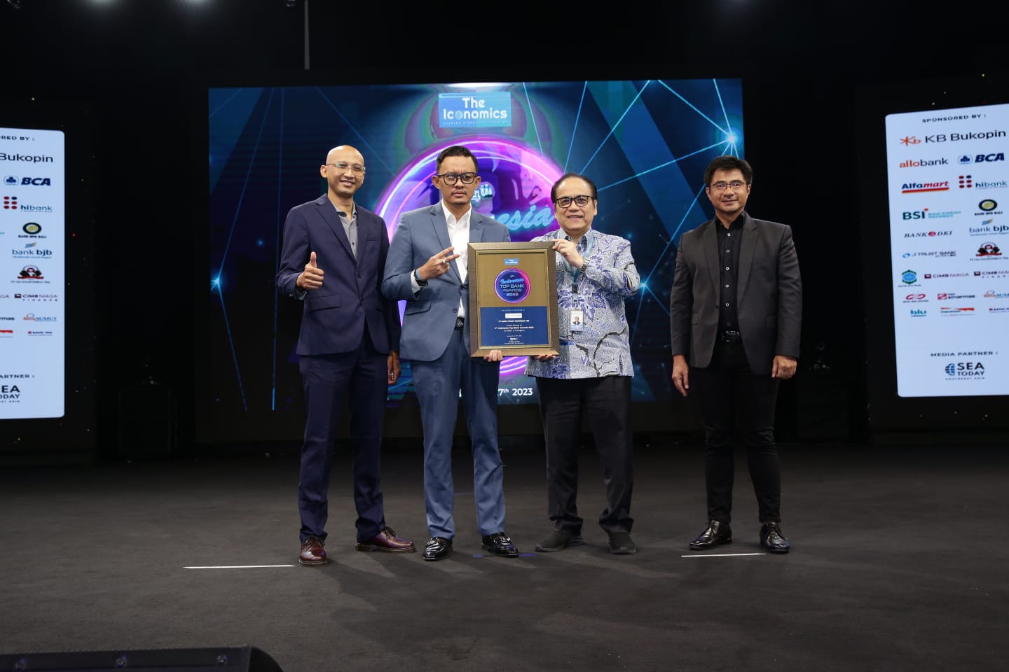 BEST AWARD: Penerimaan Top Bank 2023 In Conventional - KBMI 1 Category pada ajang 4th Indonesia Top Bank Award 2023 oleh J Trust Bank di Jakarta, 27 Juni 2023. (FOTO ISTIMEWA)