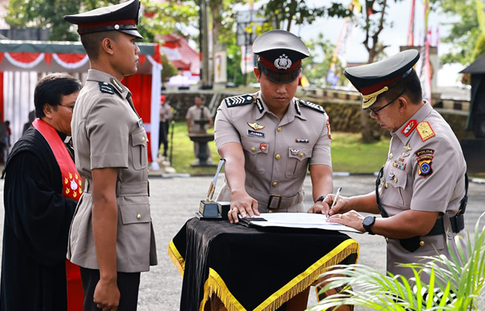 DILANTIK: Sebanyak 128 siswa Pendidikan dan Pembentukan (Diktuk) Bintara Polri Gelombang I T.A. 2023 dilantik menjadi anggota Polri oleh Wakapolda DIJ Brigjen Pol R. Slamet Santoso