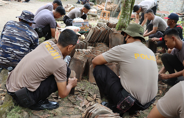 BANTU SESAMA: Personel Polres Bantul saat kerja bakti memperbaiki salah satu rumah warga.