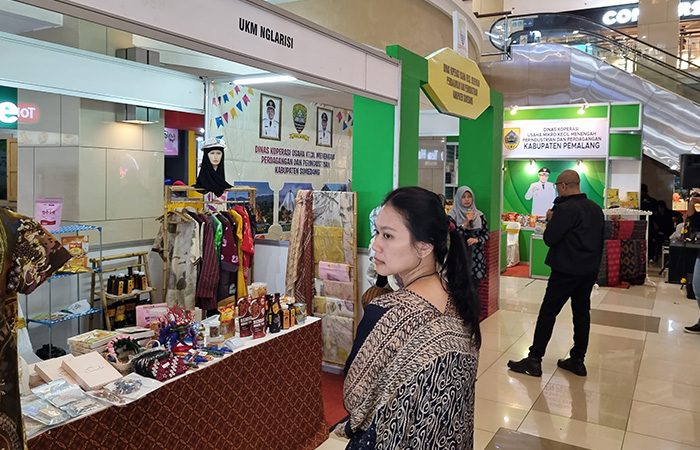 KREATIF: Para pengunjung saat menikmati ragam tenant yang ada di Pameran UMKM TIIT SMEE di Galeria Mall, agenda ini berlangsung hingga 9 Juli mendatang.