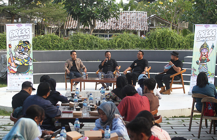 SIAP DIGELAR- Pendiri Prambanan Jazz, Anas Syahrul Alimi, menjawab pertanyaan jurnalis saat sesi jumpa pers jelang Prambanan Jazz Festival 2023, di Prambanan Jazz Cafe, Sleman, Kamis (6/7/23).