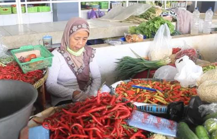 TERSEDIA: Pedagang di Pasar Prawirotaman Jogja. Disdag mencatat harga komoditas bahan pokok di Kota Jogja stabil usai Hari Idul Adha.