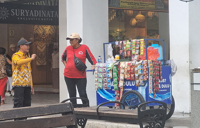 DIDORONG: Penjual starling yang ada di kawasan Malioboro Jogjakarta menjajakan kopi panas menggunakan gerobak.