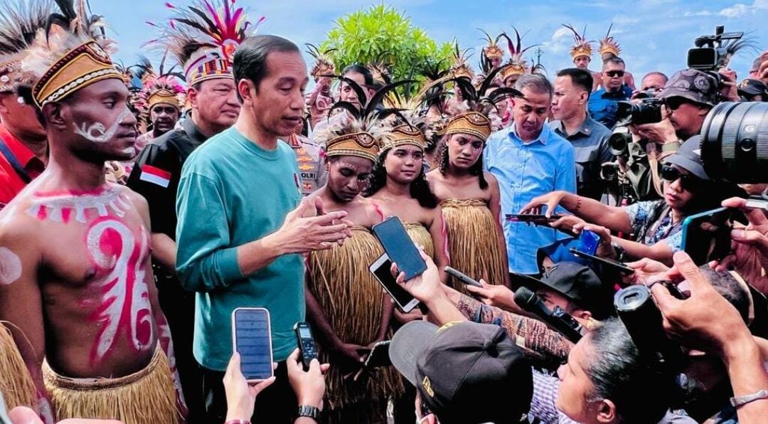 KARNAVAL: Presiden memberikan keterangan kepada awak media usai menghadiri sekaligus membuka secara resmi Papua Street Carnival, pada Jumat, 7 Juli 2023. (BPMI Setpres/Laily Rachev)