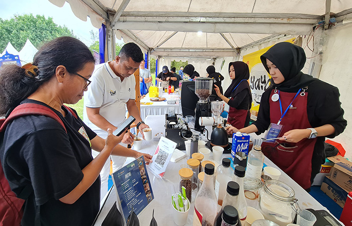 TRANSAKSI: Penggunaan QRIS kini mulai dioptimalkan. Termasuk kepada pelaku usaha mikro, kecil, dan menengah (UMKM).
