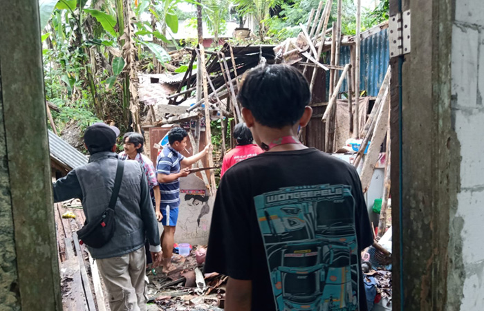 Warga bahu-membahu membersihkan puing bangunan yang roboh di Kebumen
