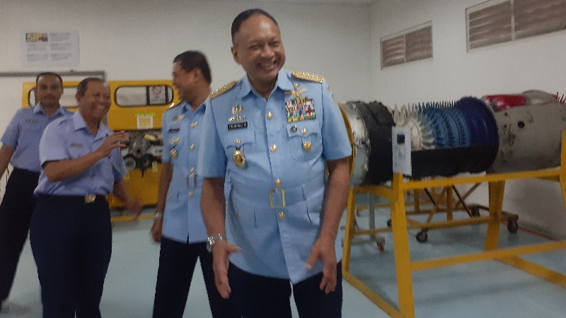 APRESIASI: Kepala Staf Angkatan Udara Marsekal Fajar Prasetyo bersama rombongan saat melakukan kunjungan ke Institut Teknologi Dirgantara (ITD) Adisutjipto, kemarin (7/7). (RIZKY WAHYU/RADAR JOGJA)