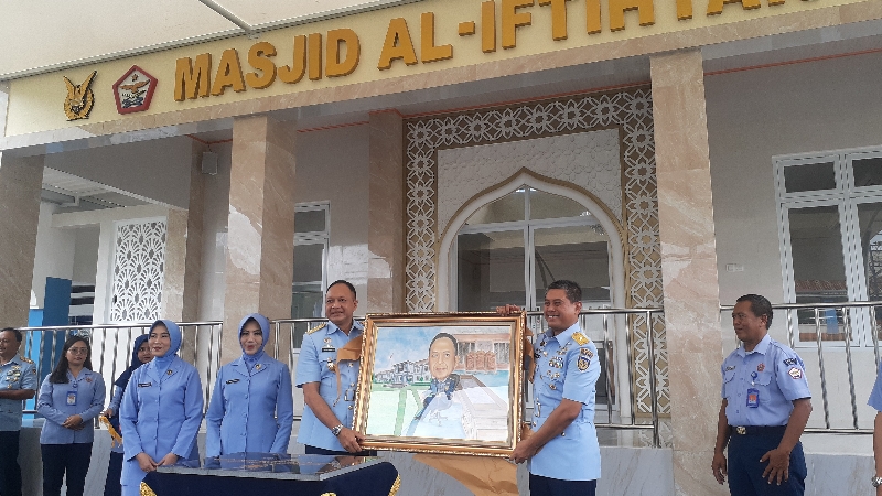 APRESIASI: Kepala Staf Angkatan Udara Marsekal Fajar Prasetyo bersama rombongan saat melakukan kunjungan ke Institut Teknologi Dirgantara (ITD) Adisutjipto, kemarin (7/7). (RIZKY WAHYU/RADAR JOGJA)