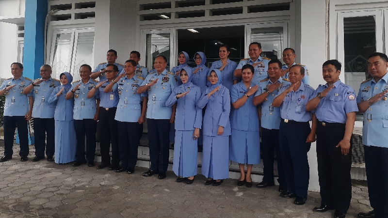 APRESIASI: Kepala Staf Angkatan Udara Marsekal Fajar Prasetyo bersama rombongan saat melakukan kunjungan ke Institut Teknologi Dirgantara (ITD) Adisutjipto, kemarin (7/7). (RIZKY WAHYU/RADAR JOGJA)