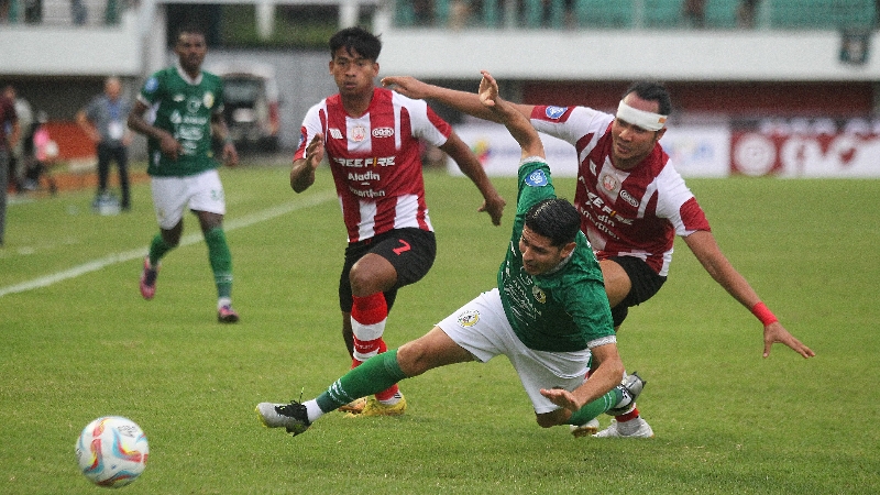 KETAT: Pilar PSS Sleman berjibaku dengan pemain Persis Solo dalam laga di Stadion Maguwoharjo Jumat (7/7/2023). (GUNTUR AGA TIRTANA/RADAR JOGJA)