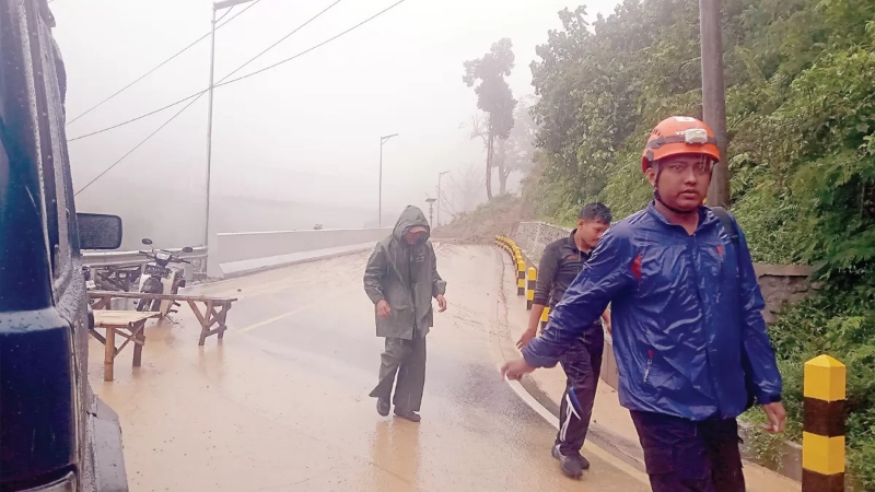DERAS: Penampakan longsor di Km 59, Desa Sumberwuluh, Kecamatan Candipuro, Kabupaten Lumajang. Longsor tersebut menutup akses menuju Malang hingga Jumat (7/7) sore. (JAWA POS RADAR SEMERU)