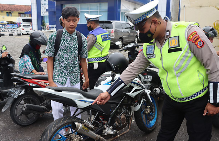 TINDAK TEGAS: Anggota Polres Bantul saat melakukan penindakan terhadap pelanggar lalu lintas. Dalam Operasi Patuh Progo 2023, petugas bakal menyasar pengendara di bawah umut hingga knalpot brong.