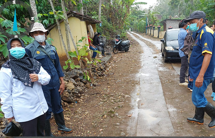 DILOKALISASI - Petugas usai melakukan injeksi antibiotik di lokasi zona merah antraks Padukuhan Jati, Kalurahan Candirejo, Kapanewon Semanu.