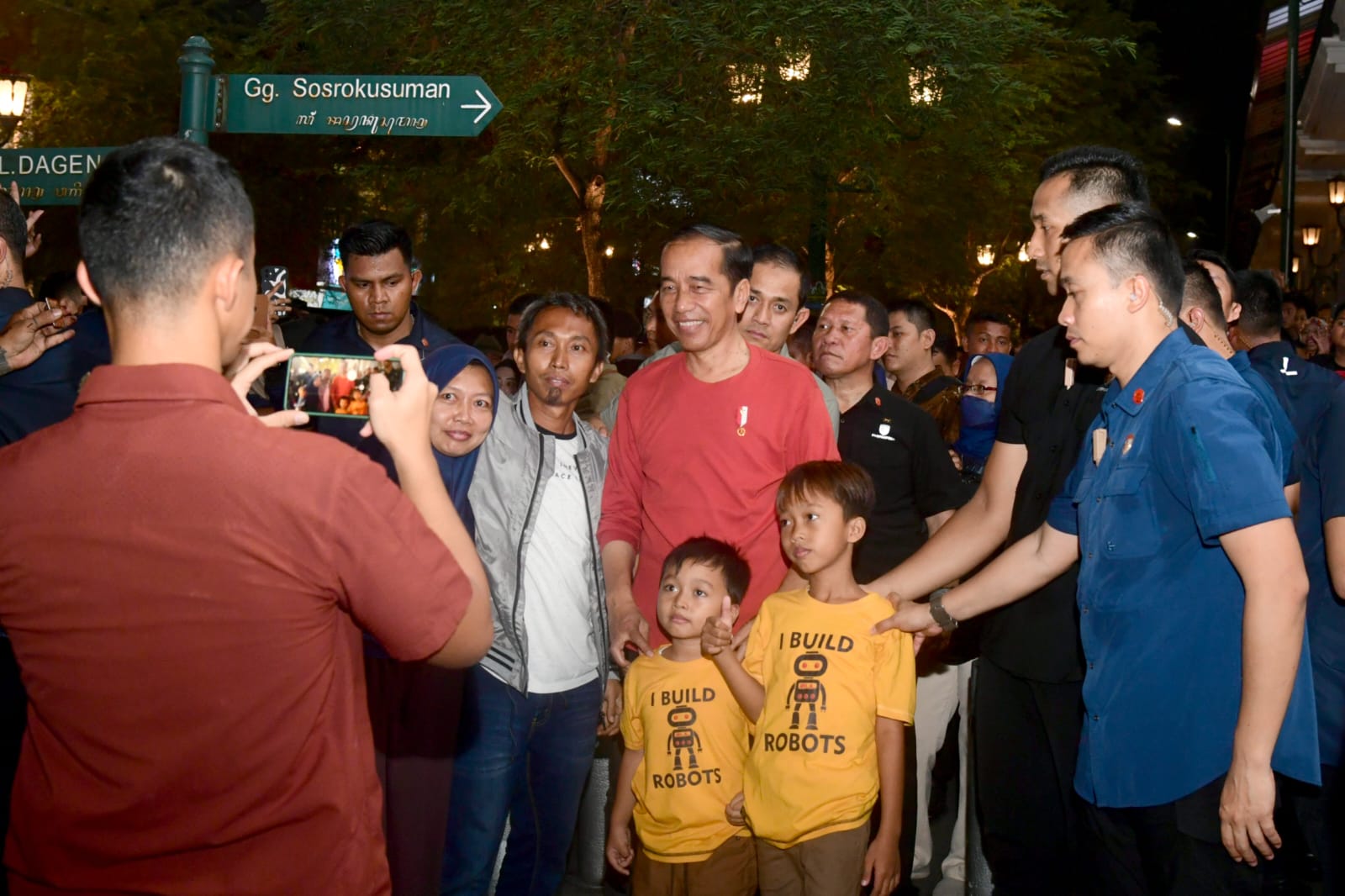 SAPA: Presiden Joko Widodo menyapa masyarakat di Jl Malioboro Sabtu malam (8/7). (Setpres for Radar Jogja)