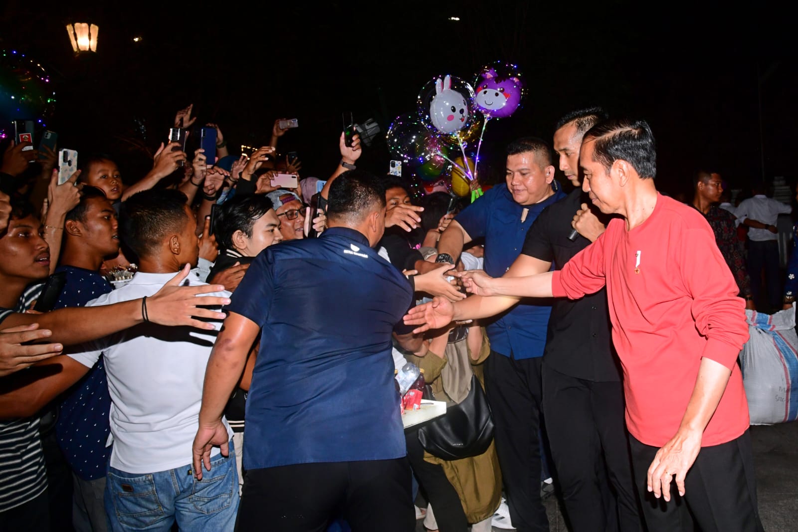 SAPA: Presiden Joko Widodo menyapa masyarakat di Jl Malioboro Sabtu malam (8/7). (Setpres for Radar Jogja)
