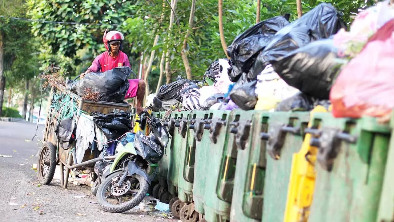 BERKURANG: Pekerja memindahkan sampah rumah tangga ke depo sampah Jalan Merbabu, Kotabaru, Kota Jogja. (GUNTUR AGA TIRTANA/RADAR JOGJA)