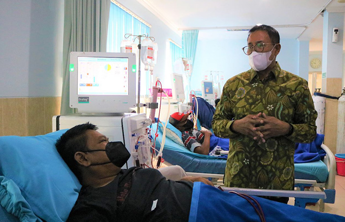 PANTAU LAYANAN: Ketua Dewan Pengawas BPJS Kesehatan Abdul Kadir saat memantau layanan hemodialisa untuk peserta JKN di Klinik Hemodialisis Nitipuran Bantul.