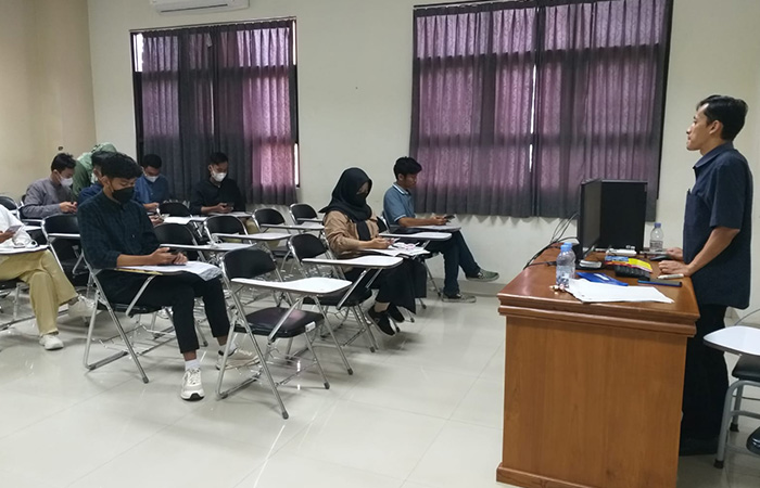 CERMAT: Para peserta yang mengikuti SMUT Untidar harus membawa ponsel masing-masing. Karena ujian kali ini menggunakan ponsel.