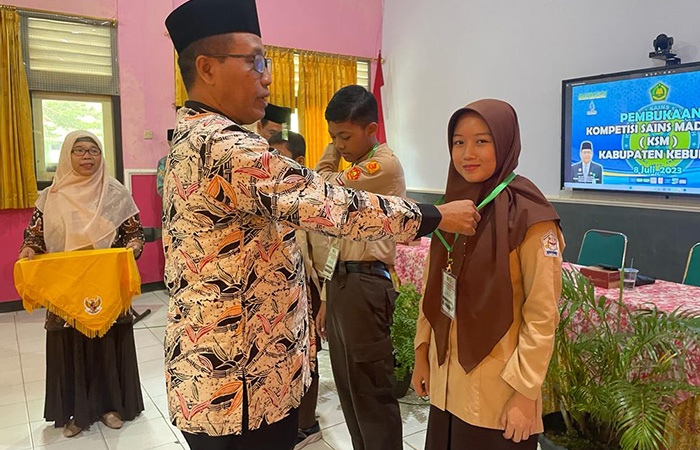 LOMBA SAINS : Kepala Kemenag Kebumen Sukarno mengalungkan identitas peserta sebagai tanda dibukanya gelaran KSM tingkat kabupaten.