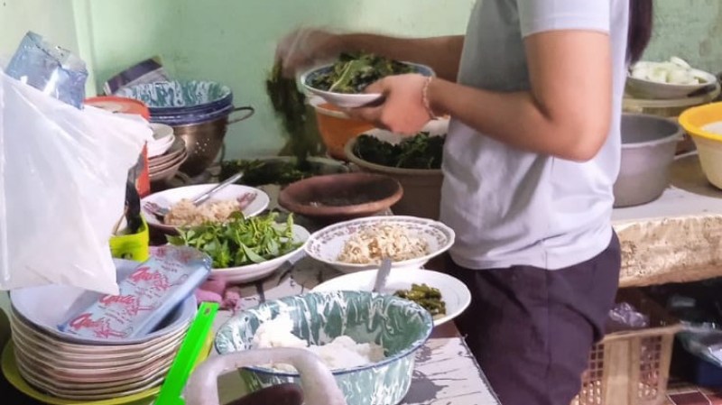 MANTAP: Mangut lele Bu Is dlengkapi gudangan dan terancam. (Miftahudin/Radar Jogja)