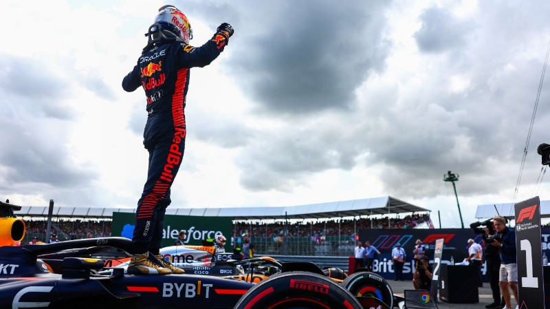 HEBAT: Max Verstappen merayakan kemenangan GP Inggris. (Formula1.com)
