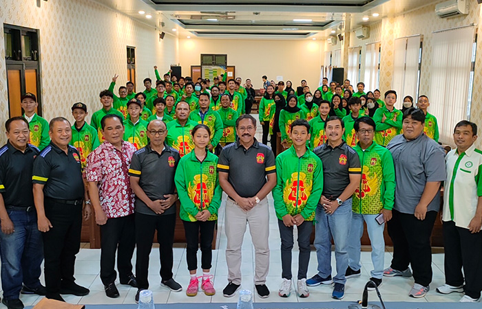 OPTIMISTIS: Pengurus KONI DIJ bersama perwakilan cabor saat pelepasan kontingen tahap keempat menuju BK PON 2023 di kantor KONI DIJ, Kamis (6/7/23).