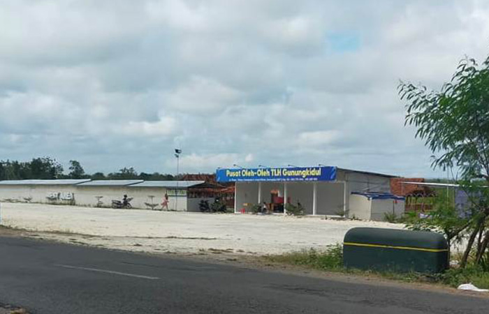 SUDAH BEROPERASI - Suasana rest area terlihat dari Jalan Paliyan-Playen tepatnya wilayah Kalurahan Grogol, Kapanewon Paliyan yang dipertanyakan warga tentang perizinannya.