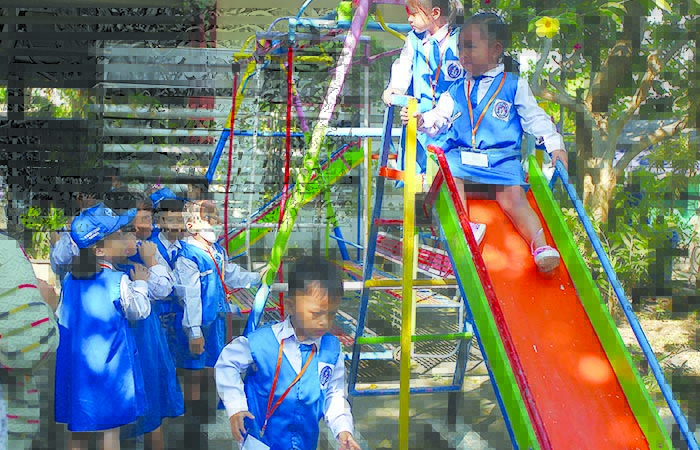 SEMANGAT: Sejumlah murid mengikuti kegiatan permainan saat hari pertama masuk sekolah tahun ajaran 2023/2024 di TK Negeri 1 Sleman, kemarin (10/7).