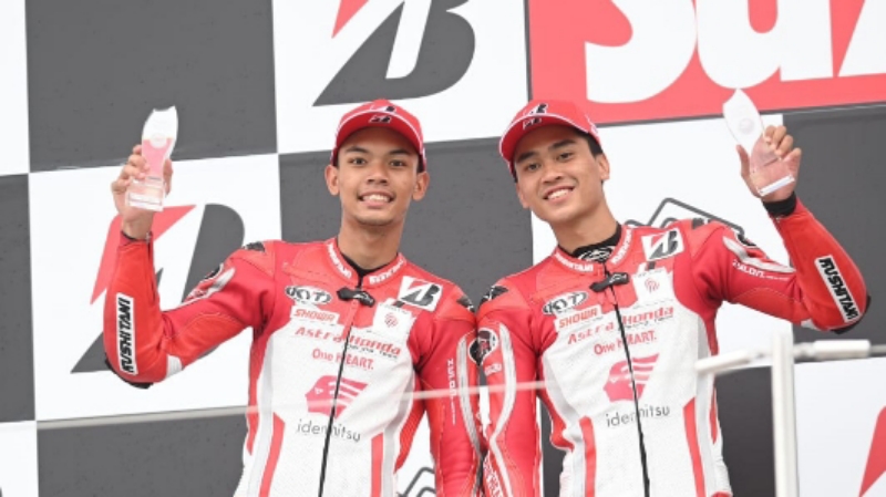 PRESTASI: a Putra dan Herjun Atna Firdaus meraih podium kedua ajang balap ketahanan Suzuka 4 Hours Endurance Race yang digelar Suzuka International Racing Course di sirkuit Suzuka, Jepang. (Istimewa)