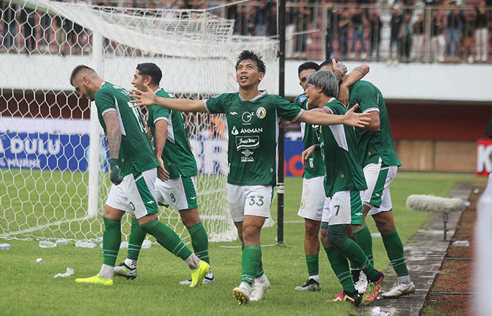 PEMBEDA: Wahyudi Hamisi (33) merayakan gol ke gawang Persis Solo dalam laga di Maguwoharjo International Stadium (MagIS), Jumat (7/7) lalu.