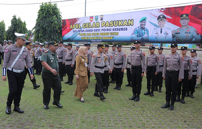 GELAR PASUKAN: Wakil Bupati Kebumen Ristawati Purwaningsih menyematkan pita tanda dimulainya Operasi Patuh Candi 2023 oleh Polres Kebumen.