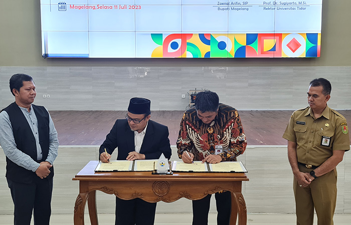 MOU: Bupati Magelang bersama Rektor Untidar saat membubuhkan tanda tangan sebagai bentuk kerja sama di GKU dr HR Suparsono Selasa (11/7/23).