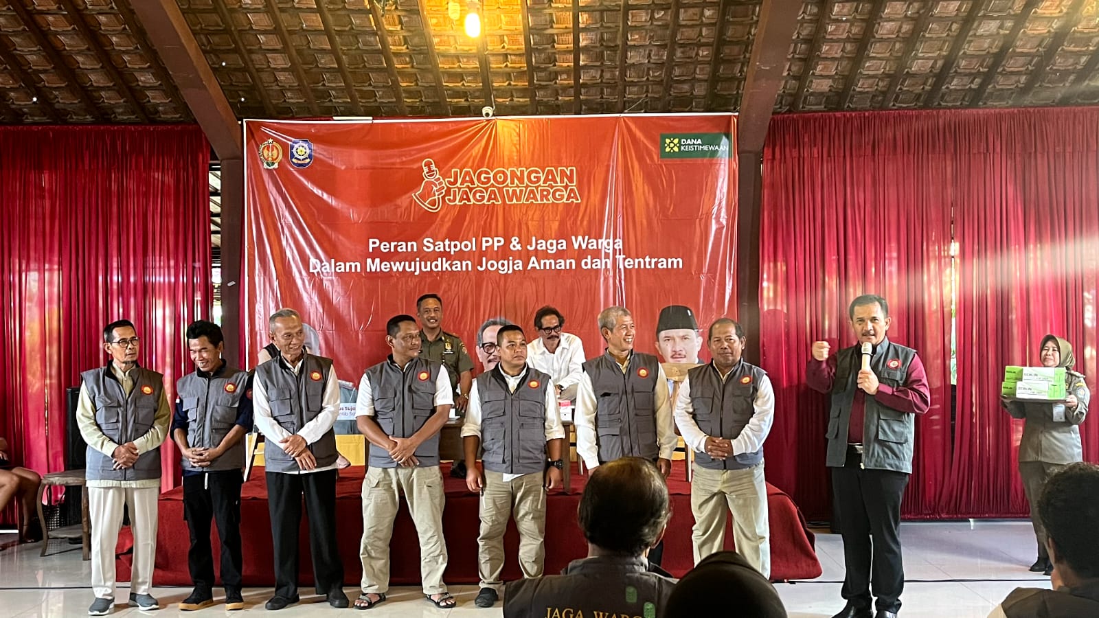 MERDU: Ketua Komisi A DPRD DIJ Eko Suwanto melantunkan tembang Nyidam Sari karya musisi asal Surakarta Anjar Any. (Istimewa)