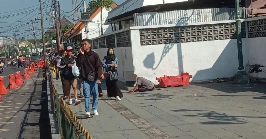 CEGAH: Pengemis viral yang mengaku lumpuh. (Twitter @merapi_uncover)