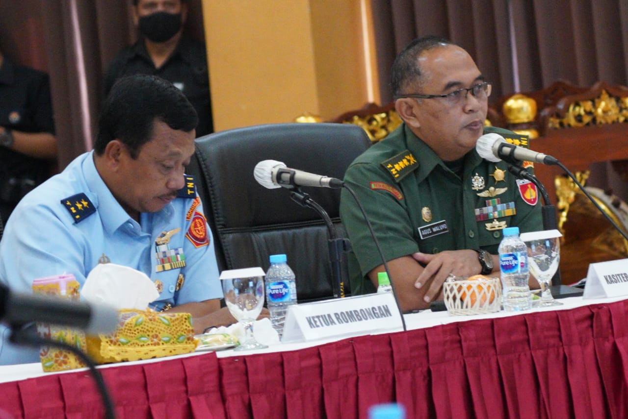 STRATEGIS: Kasiter Kasrem 072/Pamungkas Kolonel Kav Agus Waluyo menyampaikan paparan di Gedung Anton Sudjarwo Mapolda DIY Sleman Selasa (11/7/2023). (Dok Penrem 072/PMK)