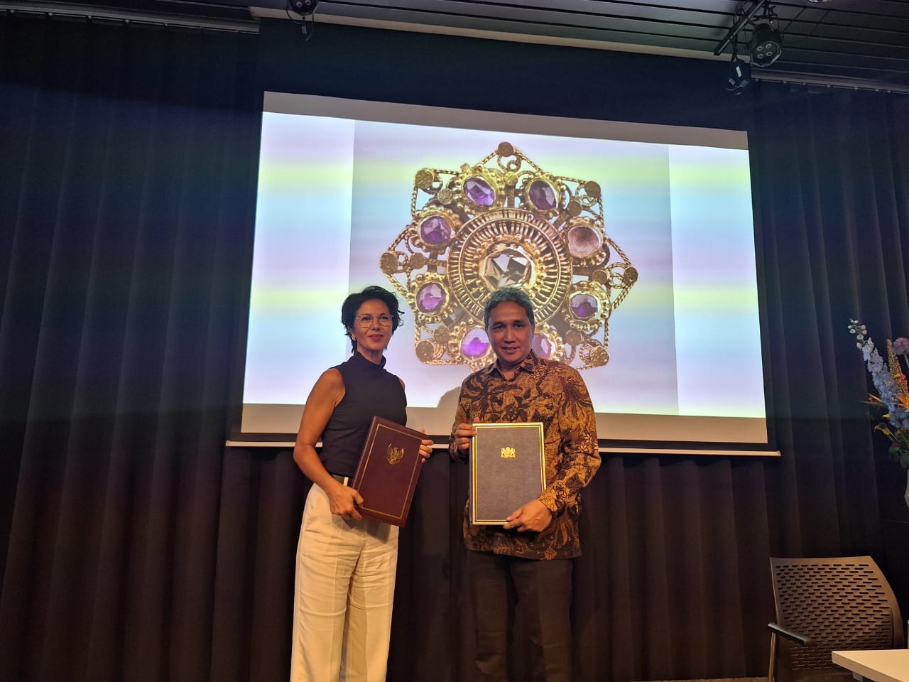 TAK TERNILAI: Direktur Jenderal Kebudayaan Kemendikbudristek Hilmar Farid di Museum Volkenkunde, Leiden, Belanda, pada Senin (10/7/2023). (Dok Kemendikbudristek)