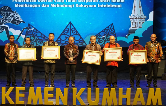 BERI PELAYANAN: Kemenkumham DIJ bersama Direktorat Jenderal Kekayaan Intelektual memberikan layanan pendaftaran merek gratis hingga expo UMKM dalam pembukaan Mobile Intellectual Property Clinic (MIC)