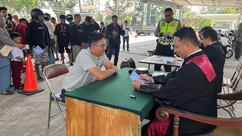 SIDANG: Petugas saat melakukan penindakan terhadap para pelanggar lalu lintas di hari pertama Operasi Progo 2023, Senin (10/7). (Dok Humas Polres Bantul)