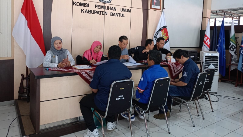 TERBUKA: Petugas KPU Bantul saat menerima dokumen perbaikan dari para bacaleg yang akan berkontestasi di Pemilu 2024 mendatang. (Dok Didik Joko Nugroho)