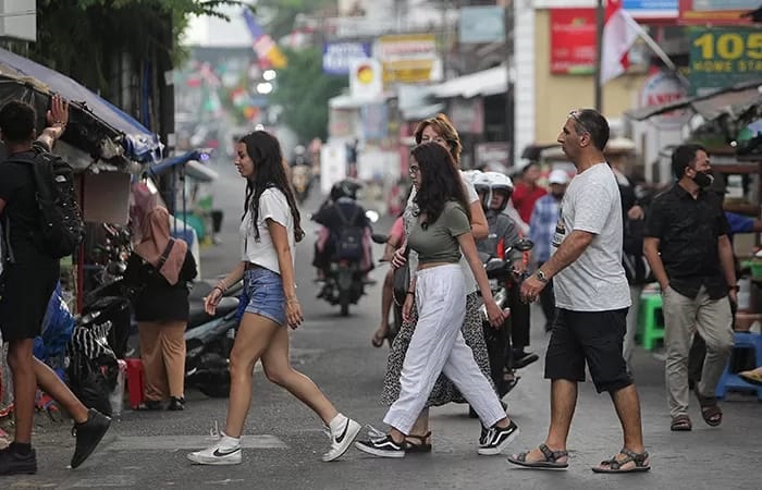 PIKNIK: Wisatawan mancanegara menikmati suasana kawasan Malioboro, Kota Jogja. Bulan Juli hingga Agustus merupakan puncak kedatangan wisatawan mancanegara (GUNTUR AGA TIRTANA/RADAR JOGJA)