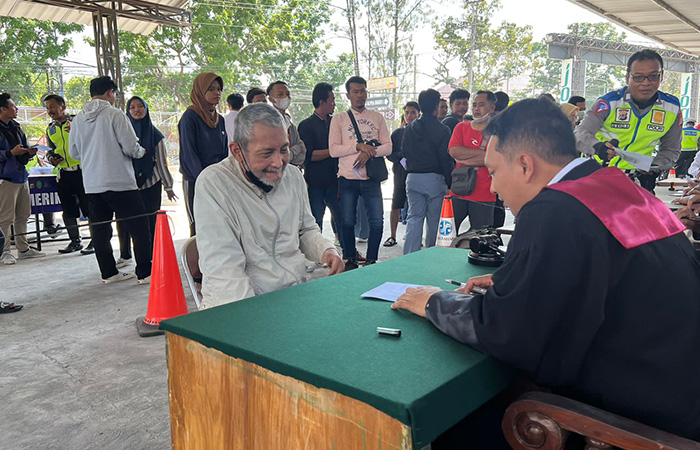 TEGAS:&nbsp;Anggota Satlantas Polres Bantul melakukan penindakan terhadap para pelanggar lalu lintas di hari pertama Operasi Progo 2023, Senin (10/7/23).