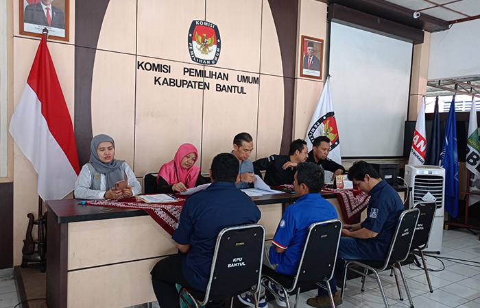 LENGKAPI ADMINISTRASI:&nbsp;Petugas KPU Bantul saat menerima dokumen perbaikan dari para bacaleg yang akan berkontestasi di Pemilu 2024 mendatang.