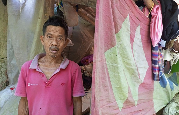 MEMPRIHATINKAN :Dulsomad, 63, warga Desa Rantewringin, Kecamatan Buluspesantren yang hidup di sebuah gubuk reyot. M HAFIED/RADAR KEBUMEN