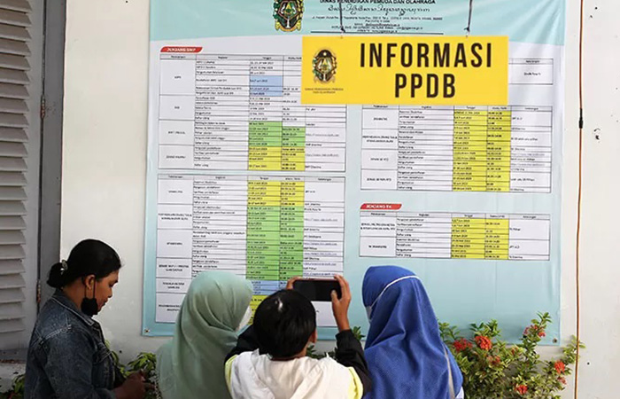 CARI IFORMASI: Orangtua calon siswa SMP di wilayah Kota Jogja mencari informasi terkait proses Penerimaan Peserta Didik Baru (PPDB) jenjang SMP, di Kantor Disdikpora Kota Jogja.
