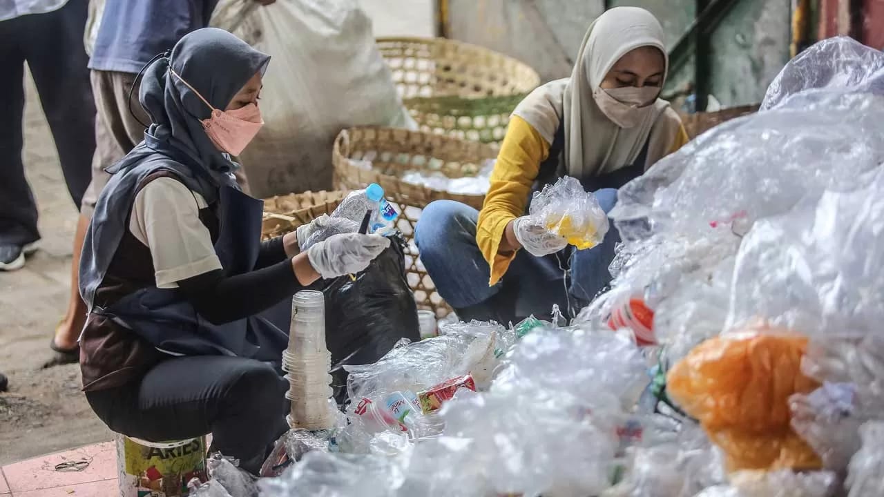 BERSIH: Petugas saat memilah sampah plastik (ELANG KHARISMA DEWANGGA/RADAR JOGJA )
