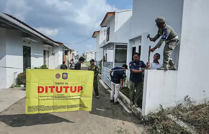 PENEGAK: Satuan Polisi Pamong Praja (Satpol PP) Daerah Istimewa Jogjakarta (DIJ) kembali melakukan penyegelan terhadap bangunan di tanah kas desa (ELANG KHARISMA DEWANGGA/ RADAR JOGJA)