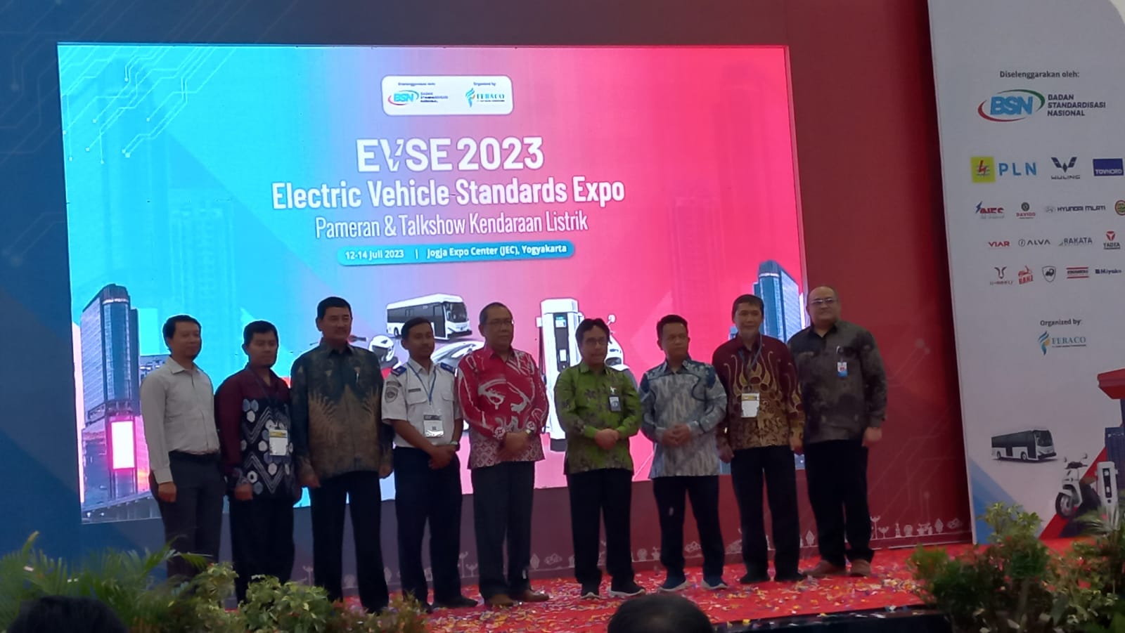 STANDAR: Kepala BSN Kukuh S. Achmad (batik hijau) dan stakehoder usai pembukaan Electric Vehicle Standar Expo (EVSE) di Jogja Expo Center Rabu (12/7). (Winda Atika Ira P./Radar Jogja)